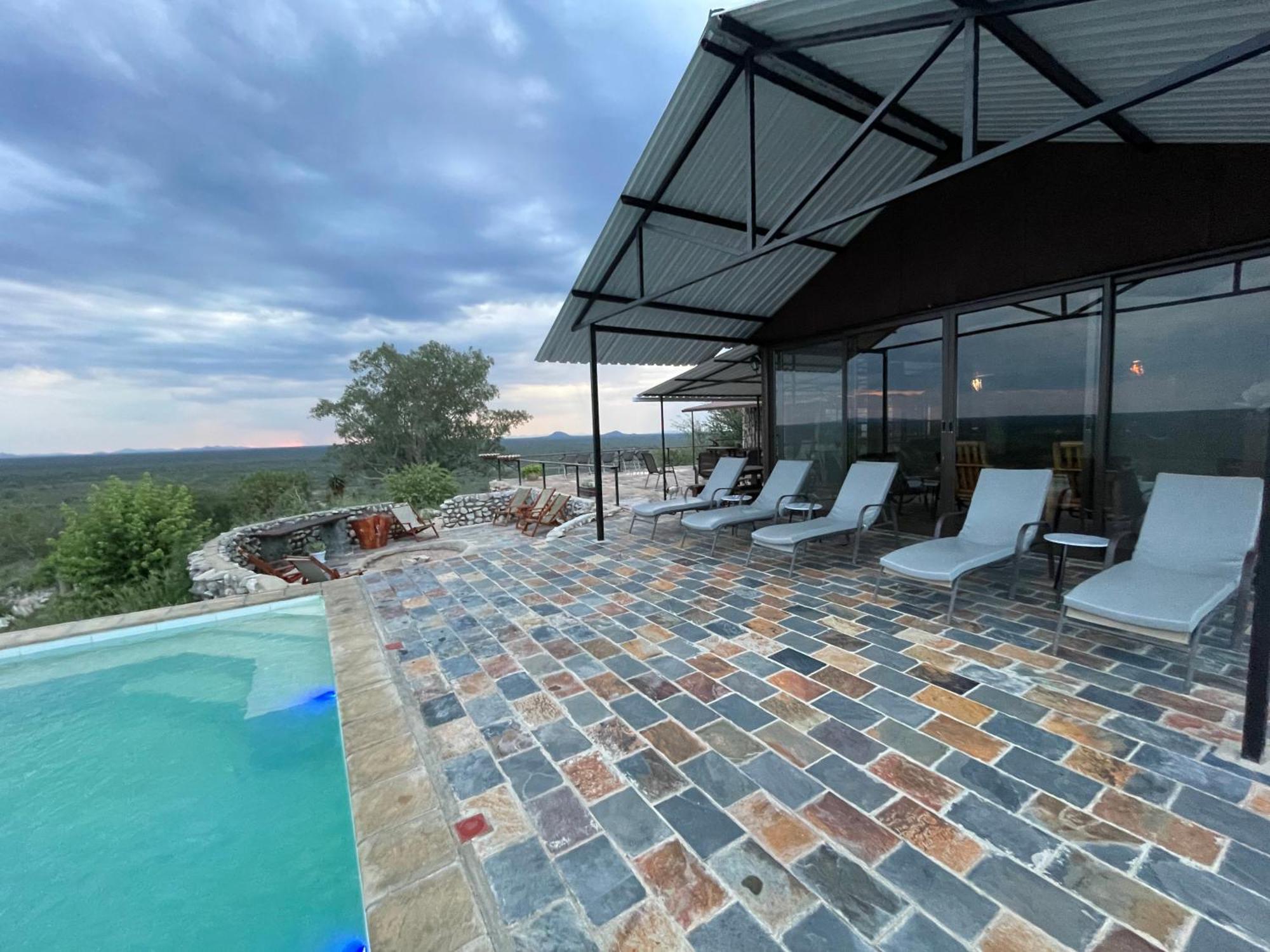 Aloegrove Safari Lodge Otjiwarongo Bagian luar foto